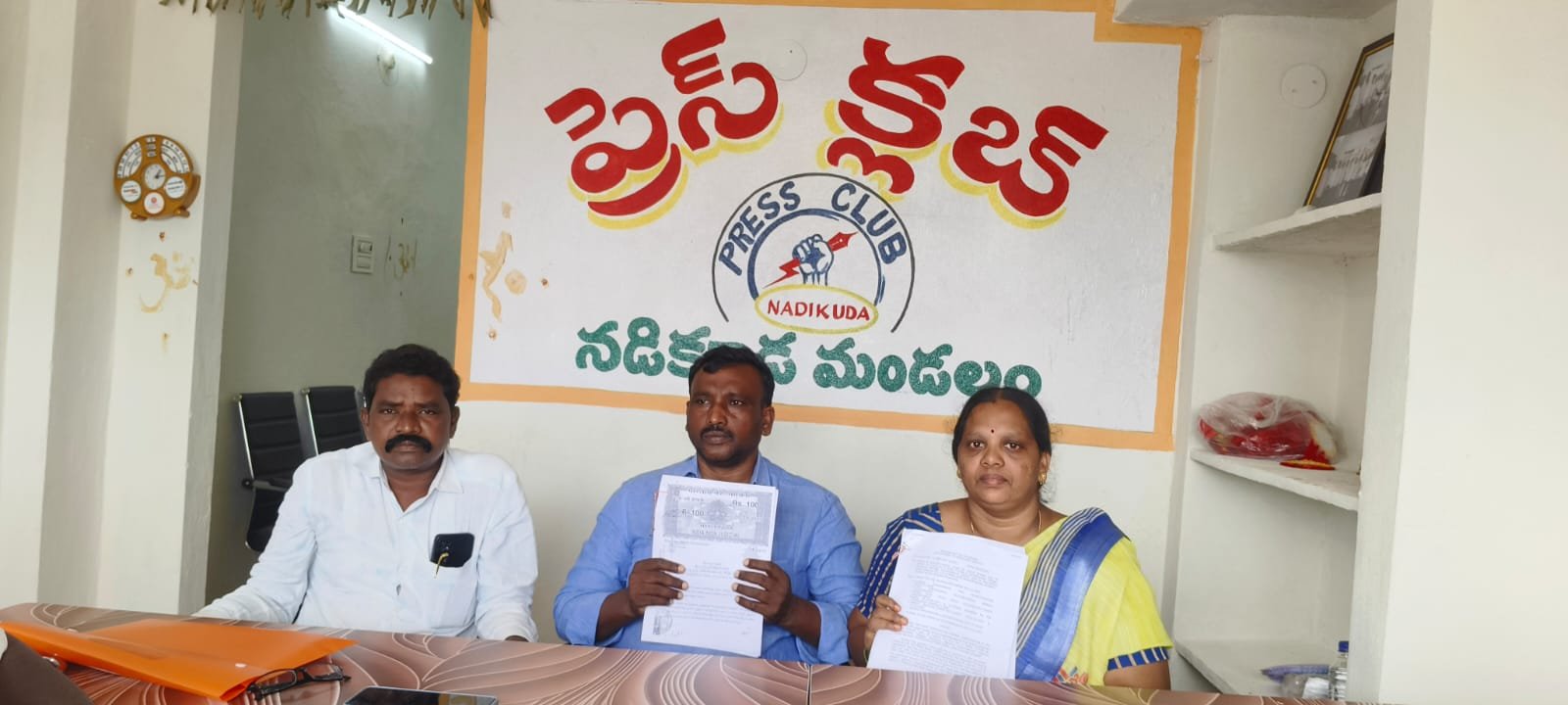 అడ్డగిస్తే సాకి రేవు గుట్టపైనే కుటుంబంతో సహా ఆత్మహత్య చేసుకుంటాం...