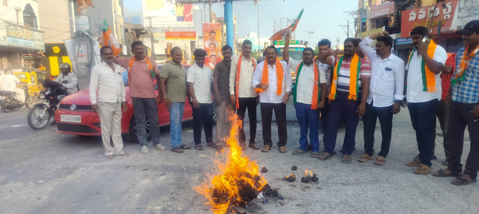 పరకాలలో సీఎం రేవంత్ రెడ్డి దిష్టిబొమ్మ దహనం చేసిన బిజెపి - Additional Image