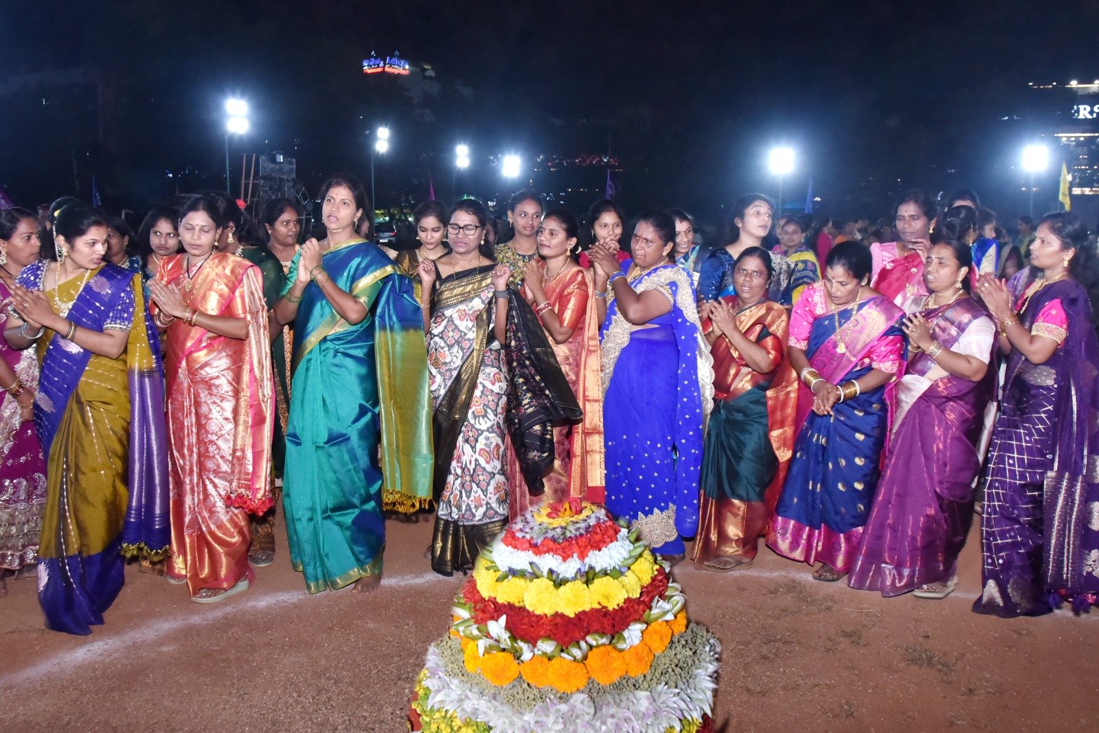 వరంగల్ పోలీస్ కమిషనరేట్ లో ఆటపాటలతో అంబరాన్నంటిన బతుకమ్మ సంబరాలు - Additional Image