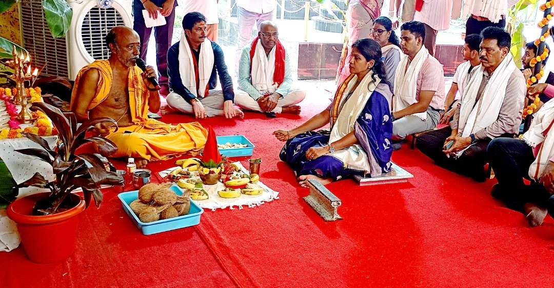 పోలీస్ హెడ్ క్వార్టర్ లో ఆయుధ పూజ నిర్వహించిన వరంగల్ సిపి.ఎన్.శ్వేత ఐపిఎస్ - Additional Image